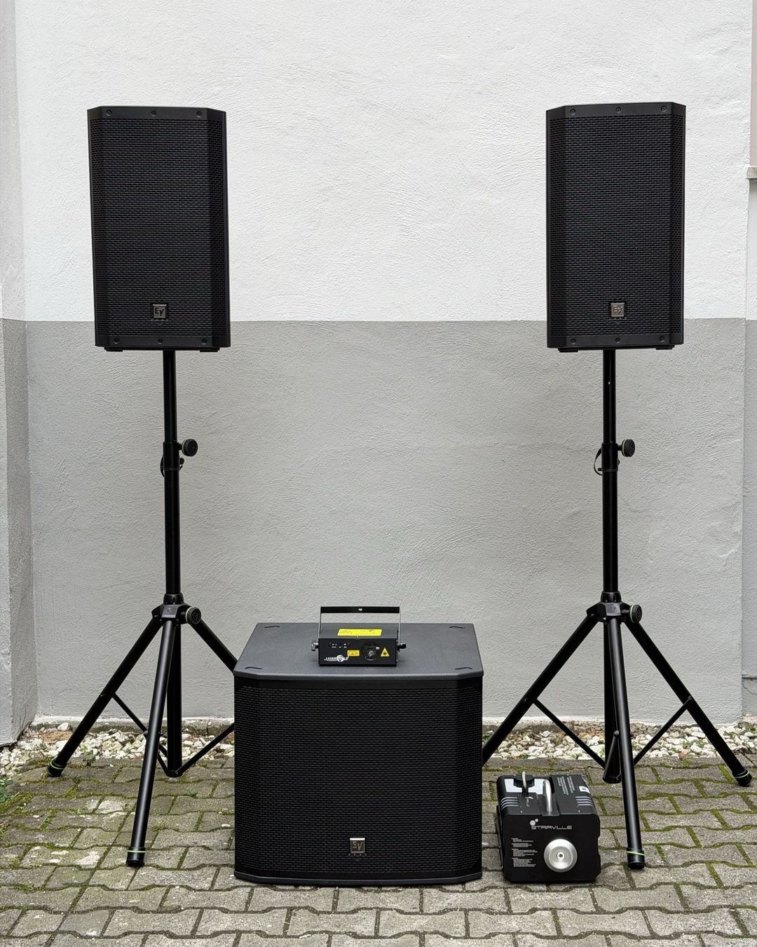Paket L: 2x Electro-Voice ZLX-12P G2 + 2x Stativ, 1x Electro-Voice EKX-18SP Subwoofer, 1x RGB-Laser, 1x Nebelmaschine (inkl. Fluid)
