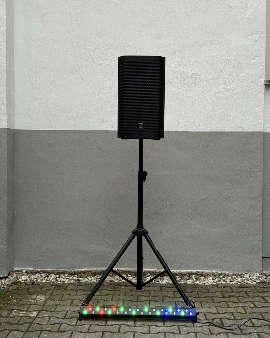 Paket S: 1x Electro-Voice ZLX-12P G2 Aktivlautsprecher + Stativ, 1x LED-Bar für Farbstimmung