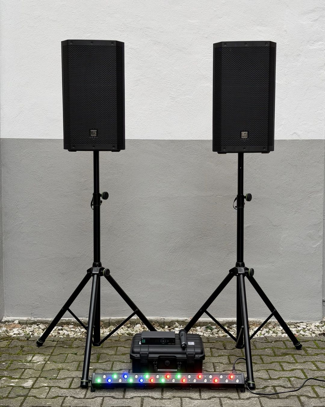 Paket Talk: 2x Electro-Voice ZLX-12P G2 + 2x Stativ, 1x Sennheiser XSW Funkmikrofon, 1x LED-Bar für dezente Raumstimmung